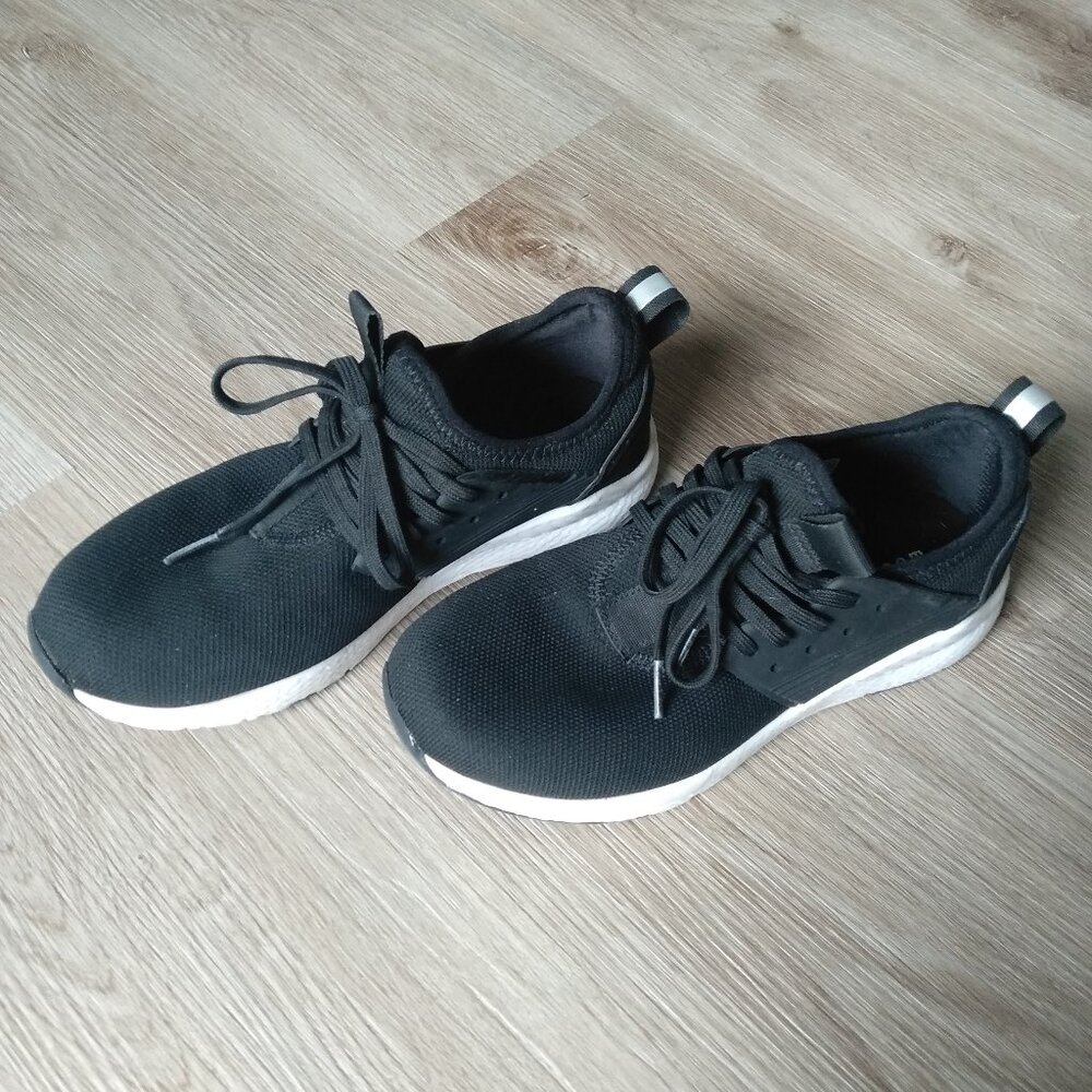 Loom waterproof shoes